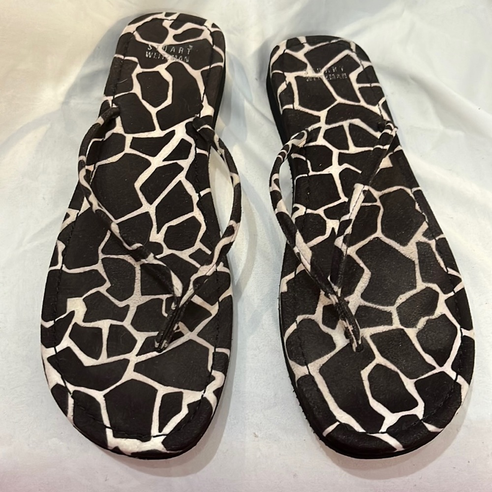 Stuart Weizmann Giraffe Print Flip Flops